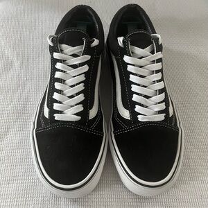 Vans Black and White Old Skool Sneakers. Men’s 7.5 Women’s 9